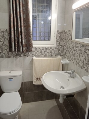 Serviettes fournies, savon, papier toilette