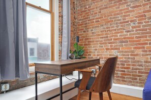 Interior - Beautiful Studio Loft with AC & Wifi on Historic C - Street in Springfield (Springfield)