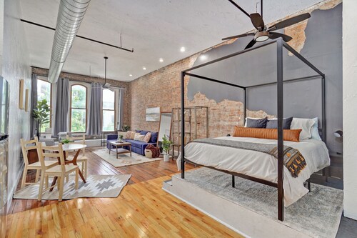 Beautiful Studio Loft with AC & Wifi on Historic C - Street in Springfield