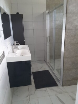 Shower, toilet paper - Charming detached holiday home in the beautiful area of Kwatta (Paramaribo)