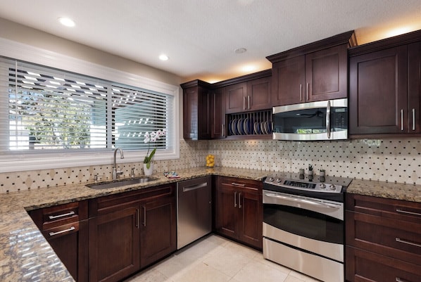 Micro-ondes, four, lave-vaisselle