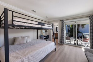 3 bedrooms, free WiFi, bed sheets - Coastal Beauty Home with Sunset Charter included with 10 days or longer bookings (Sarasota)