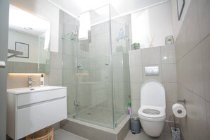 Shower, towels - Bukkie Penthouse apartment (Cape Town)
