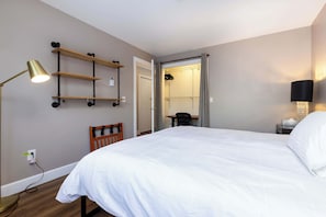 2 bedrooms, desk, iron/ironing board, WiFi