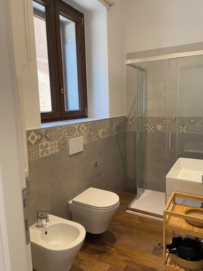 Doccia, asciugacapelli, bidet, asciugamani