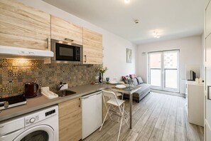 Refrigerador, microondas, utensilios de cocina y condimentos