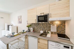 Kühlschrank, Mikrowelle, Kochgeschirr/Geschirr/Besteck, Gewürze