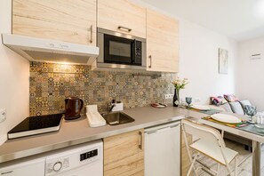 Refrigerador, microondas, utensilios de cocina y condimentos