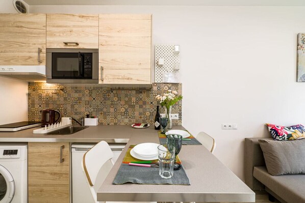 Refrigerador, microondas, utensilios de cocina y condimentos