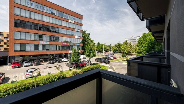 Un immeuble à plusieurs étages, sur lequel on peut voir une enseigne bien visible indiquant « CENTRE MÉDICAL ».