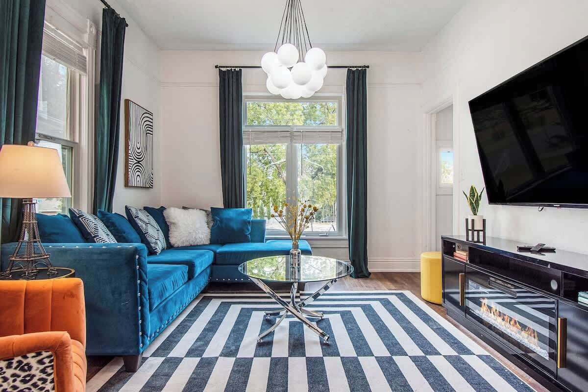 Tv, eldstad och kontor