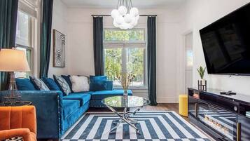 Tv, eldstad och kontor