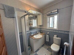 Shower, hair dryer, towels - R1386 | Villa Jazmin nº 2 (Nerja)