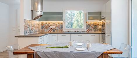 Kühlschrank, Mikrowelle, Ofen, Herdplatte