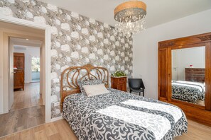 3 slaapkamers, een strijkplank/strijkijzer, wifi, beddengoed