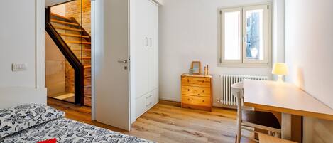 3 slaapkamers, een strijkplank/strijkijzer, wifi, beddengoed