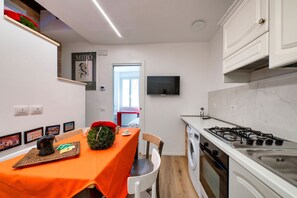 Fridge, oven, stovetop, coffee/tea maker