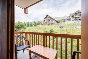 Property grounds - Apartment 'Bds1 37 4/5 Sleeps' with Mountain View, Balcony and Wi-Fi (Saint-François-Longchamp)