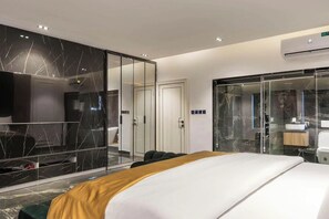 Familienzimmer, Balkon, Stadtblick | Schreibtisch, laptopgeeigneter Arbeitsplatz, Verdunkelungsvorhänge