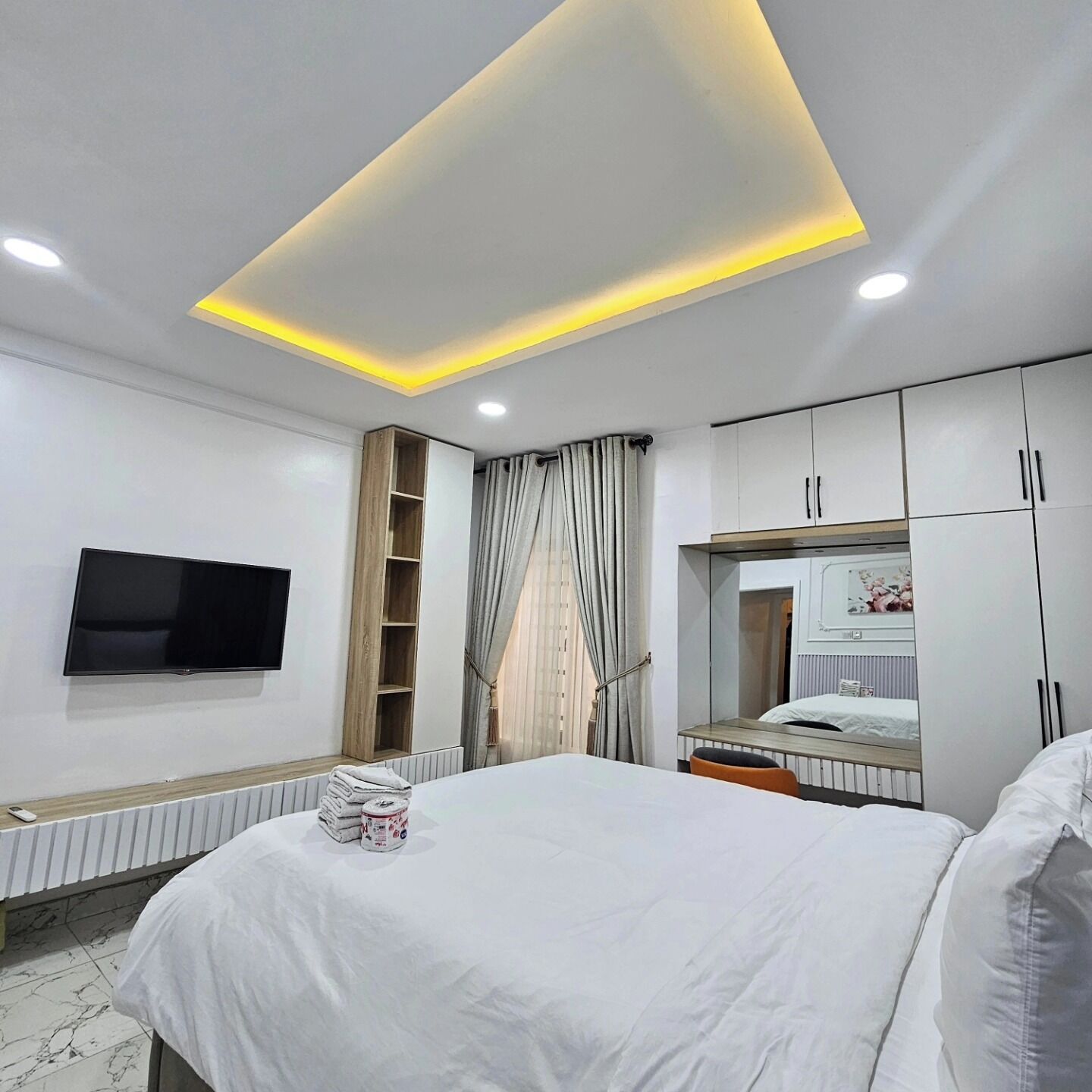 Escritorio, espacio para trabajar con laptop y cortinas blackout 