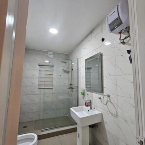 Familienzimmer, Balkon, Stadtblick | Badezimmer | Kostenlose Toilettenartikel, Haartrockner, Handtücher, Seife