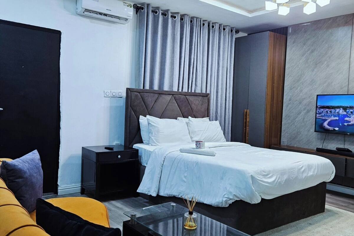 Quarto família, sacada, vista para a cidade | Escrivaninha, espaço de trabalho para notebook, cortinas blackout