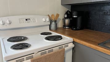 Réfrigérateur, four, cafetiÚre/bouilloire, blender