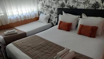 Triple Room | Desk, free WiFi