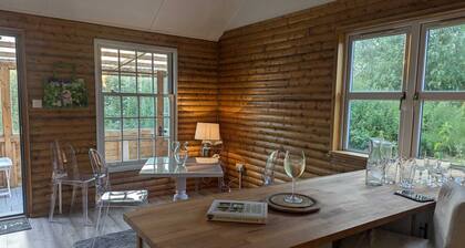 Cosy and secluded cabin in mansion grounds