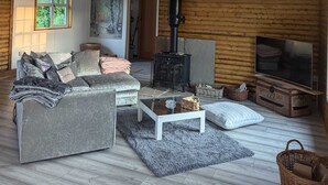 Una sala de estar acogedora con un sofá, una mesa de centro y una chimenea.