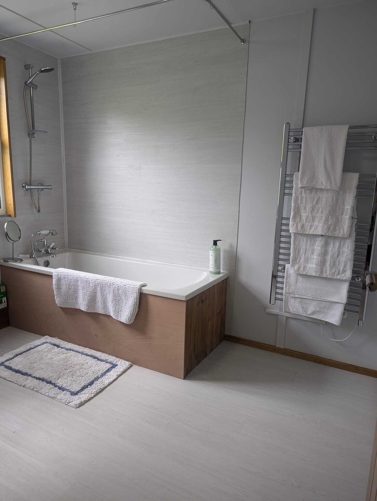 Secador de cabelo, toalhas de banho, sabonete, papel higiênico