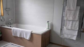 Secador de cabelo, toalhas de banho, sabonete, papel higiênico