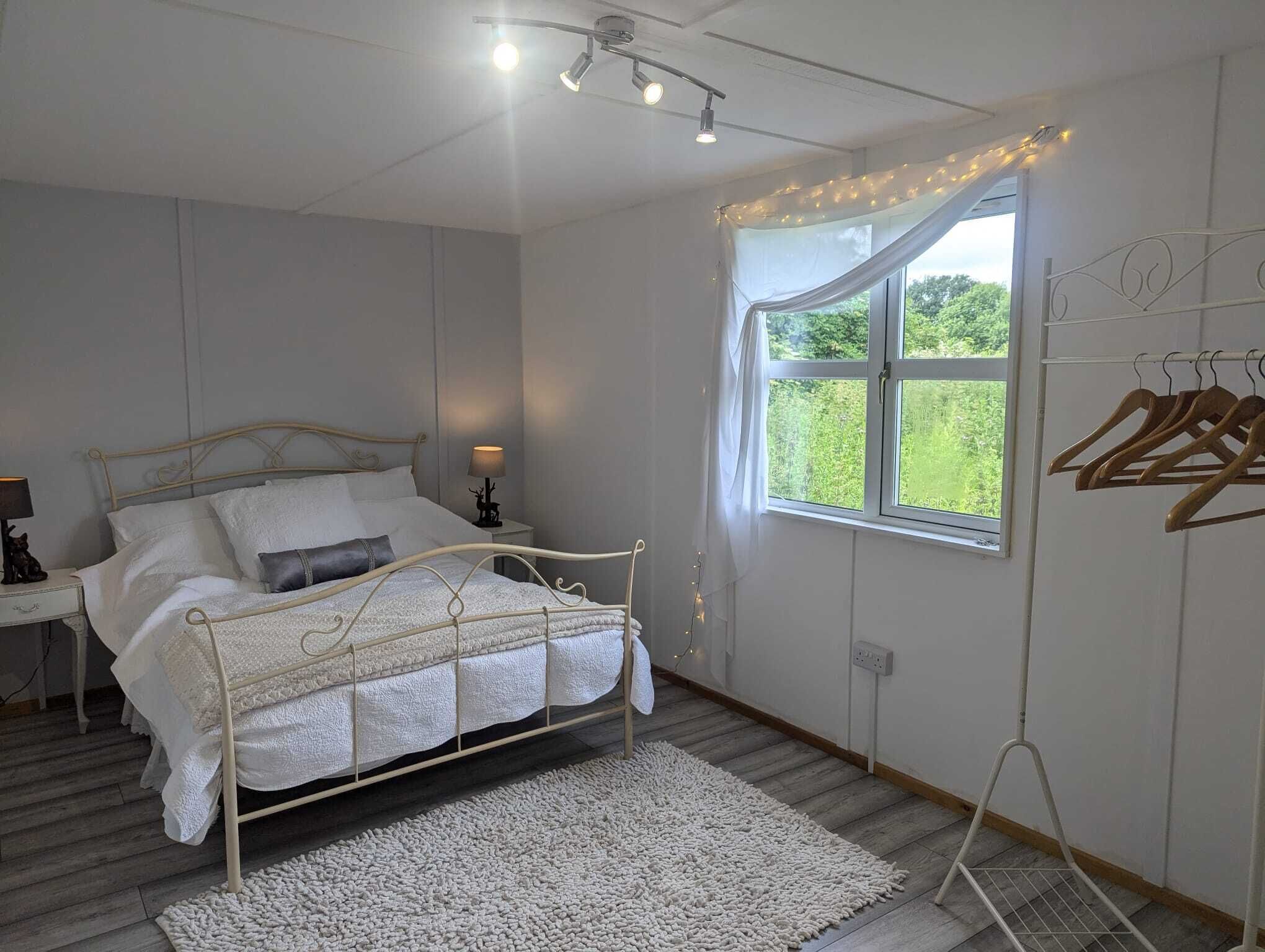 1 quarto, ferros/tábuas de passar roupa, roupa de cama