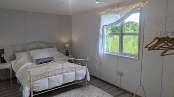 1 quarto, ferros/tábuas de passar roupa, roupa de cama