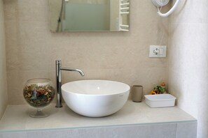 Dusche, Haartrockner, Bidet, Handtücher