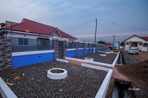 Property grounds - 3-bedroom house in charming Greater Accra Region with AC (Greater Accra Region)