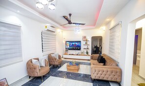 TV - 3-bedroom house in charming Greater Accra Region with AC (Greater Accra Region)