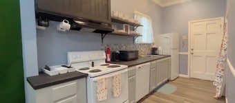 Chic 2 bedroom, 2 bathroom Stay + Wi-Fi – Great for Families or Business Trips