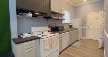 Chic 2 bedroom, 2 bathroom Stay + Wi-Fi – Great for Families or Business Trips