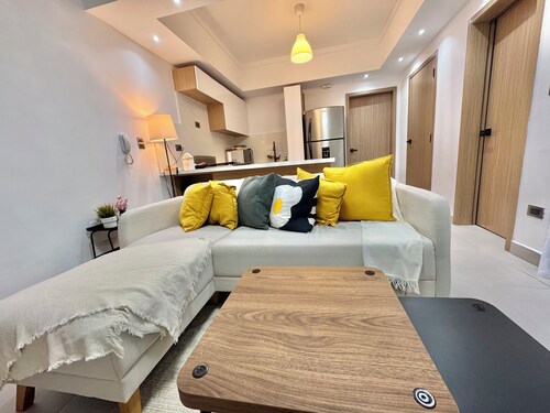 Charming Modern 1BR Apt with Pool Gym @ City