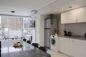 Microwave, coffee/tea maker, toaster, cookware/dishes/utensils - MOT + Gurruchaga 1200 - 2 Bd with Balcony in Soho (Buenos Aires)