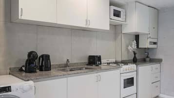 Microondas, cafetera/tetera, tostadora, utensilios de cocina