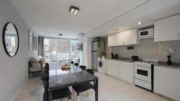 Microondas, cafetera/tetera, tostadora, utensilios de cocina