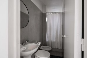 淋浴设施、吹风机、毛巾