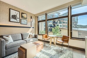 Smart TV, lareira, videoteca, impressoras