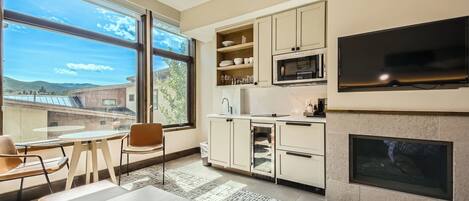 Frigorífic, microones, placa de cuina i rentaplats