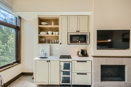 Charlie's Slopeside: Remodeled, Fireplace, Ski-In/Out, Ski Valet, Pool + Hot Tubs, Resort Amenities