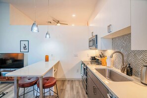 Fridge, microwave, stovetop, dishwasher - Boulevard Stays Modern Roosevelt Row Suite 1BR Pool, Gym 1 (Phoenix)