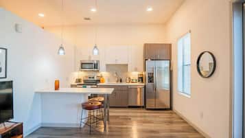 Fridge, microwave, stovetop, dishwasher