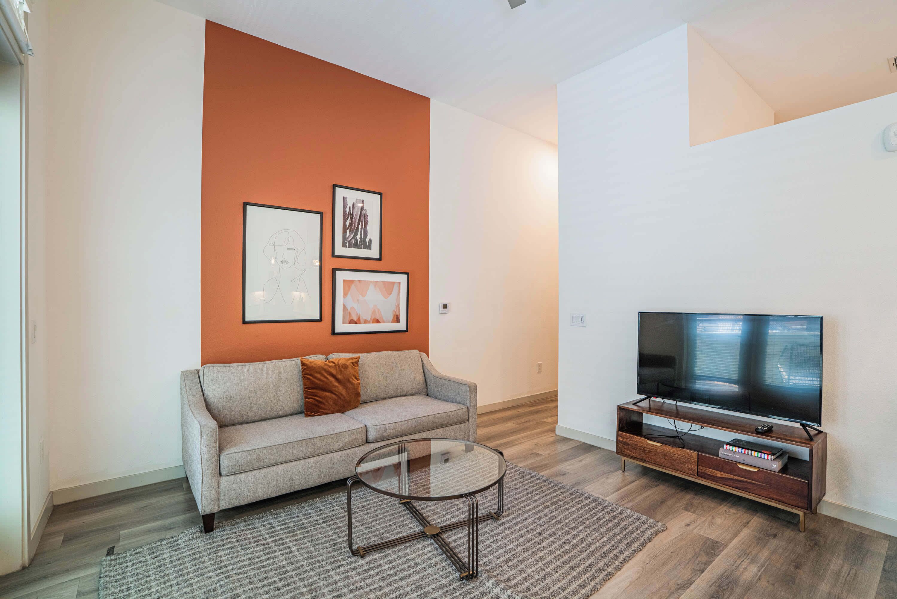 Televisión y oficina 